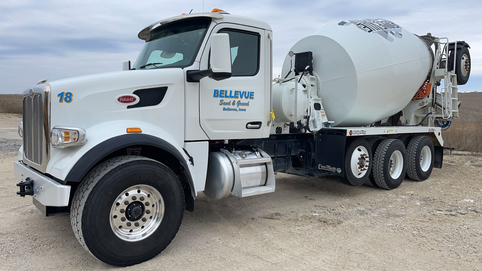 2023 Peterbilt 567